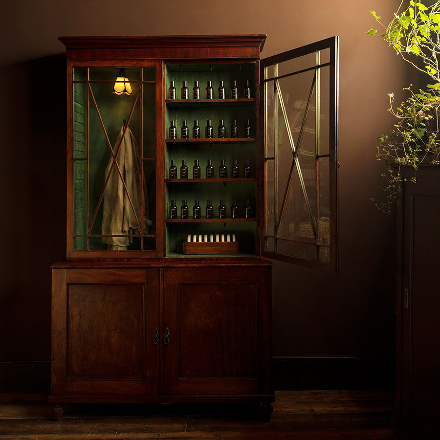 Erleben Sie die Fragrance Armoires
